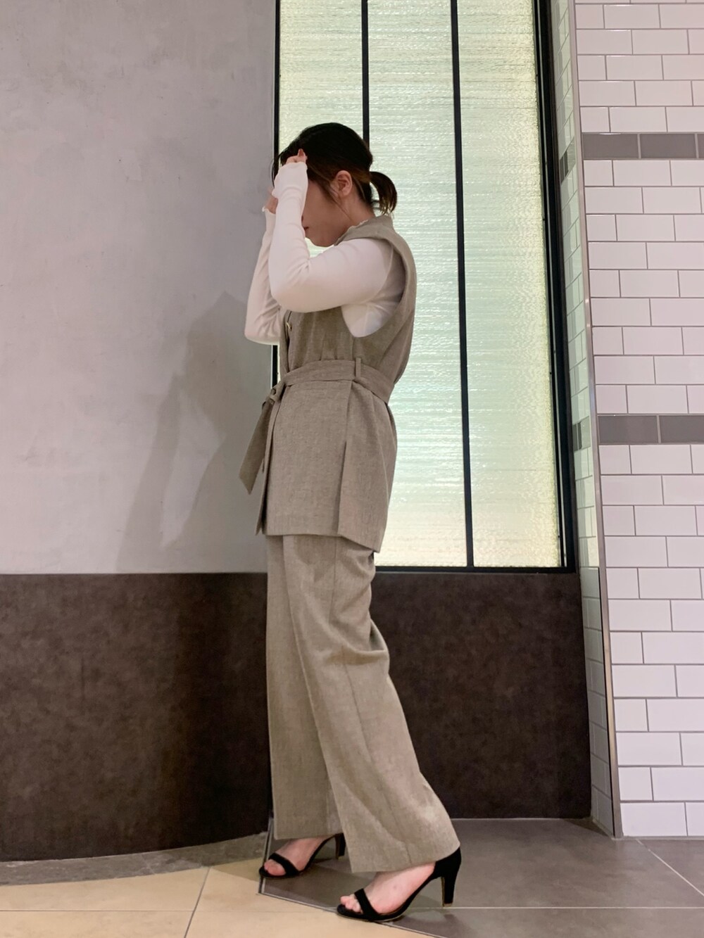 ベージュ系のベスト、ベージュ系のその他パンツ、ホワイト系のTシャツ/カットソーを着用したレディースの冬コーディネートの3枚目の写真