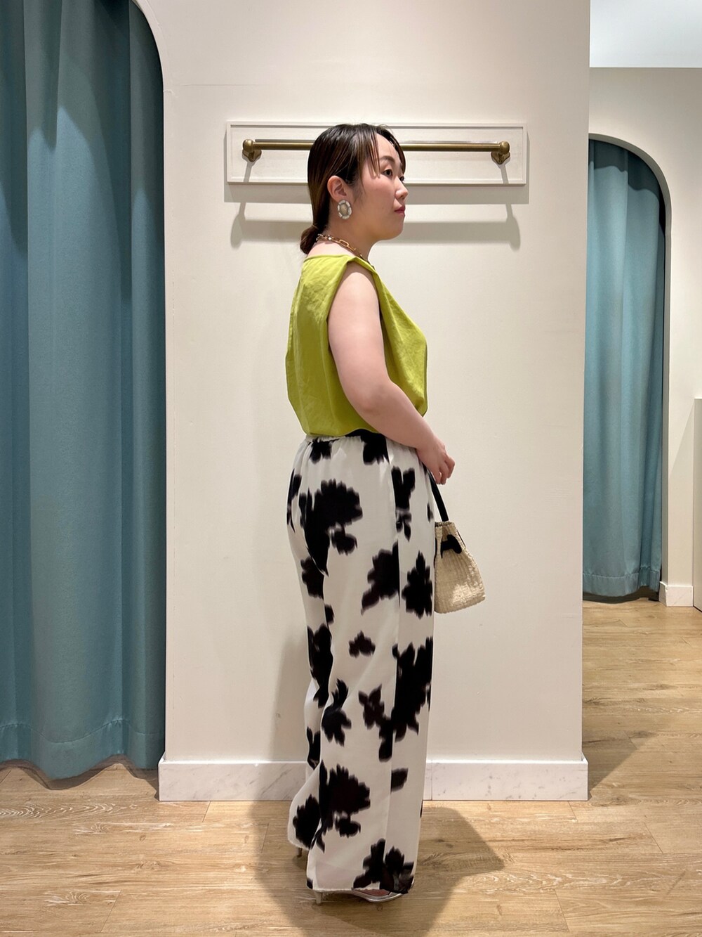 イエロー系のシャツ/ブラウス、ホワイト系のその他パンツ、ブラック系のかごバッグを着用したレディースの夏コーディネートの5枚目の写真