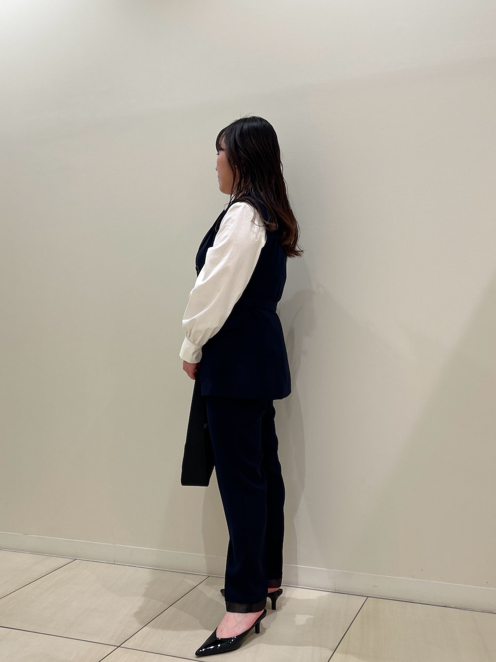 ブルー系のベスト、ブルー系のその他パンツ、ホワイト系のシャツ/ブラウスを着用したレディースの春コーディネートの2枚目の写真