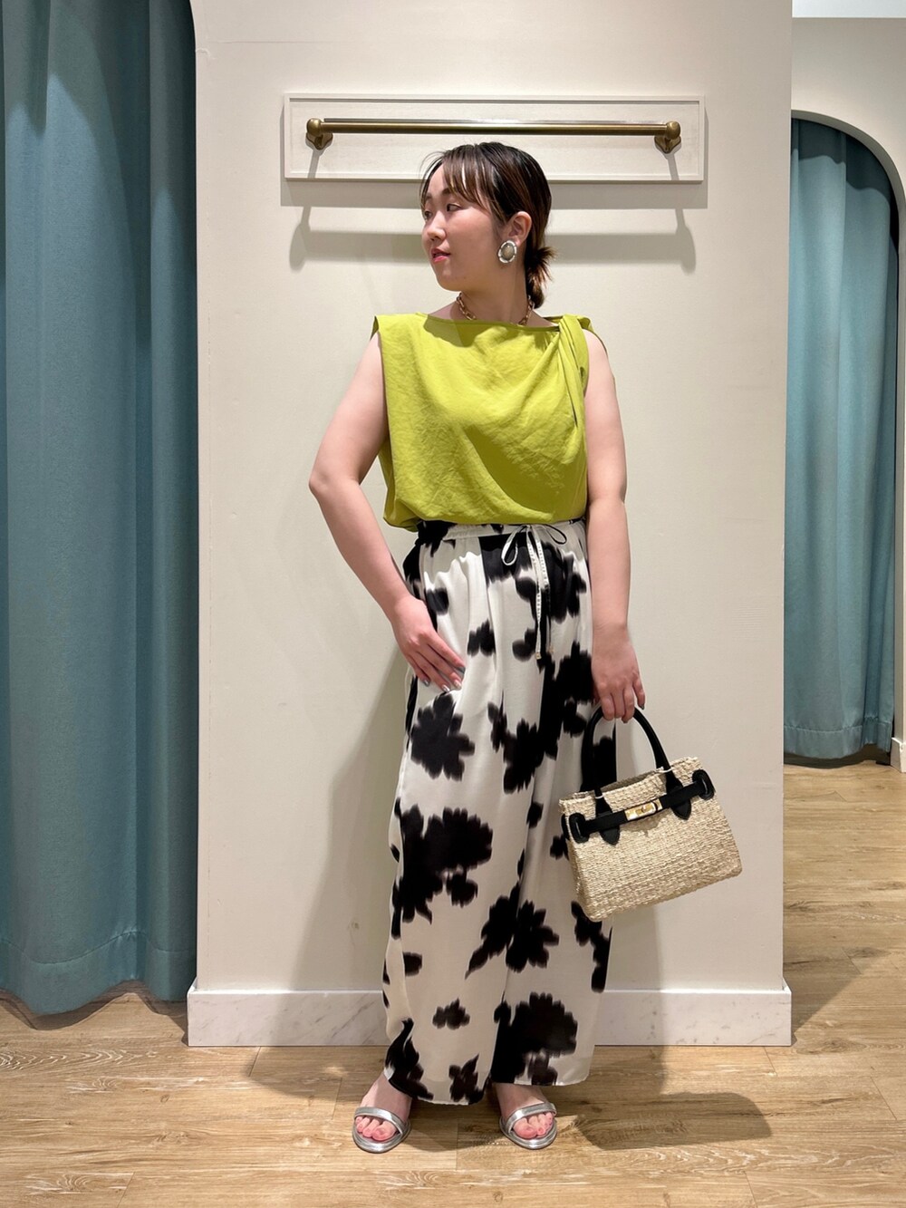 イエロー系のシャツ/ブラウス、ホワイト系のその他パンツ、ブラック系のかごバッグを着用したレディースの夏コーディネートの6枚目の写真