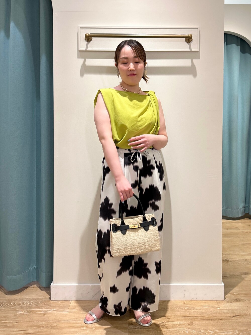イエロー系のシャツ/ブラウス、ホワイト系のその他パンツ、ブラック系のかごバッグを着用したレディースの夏コーディネートの8枚目の写真