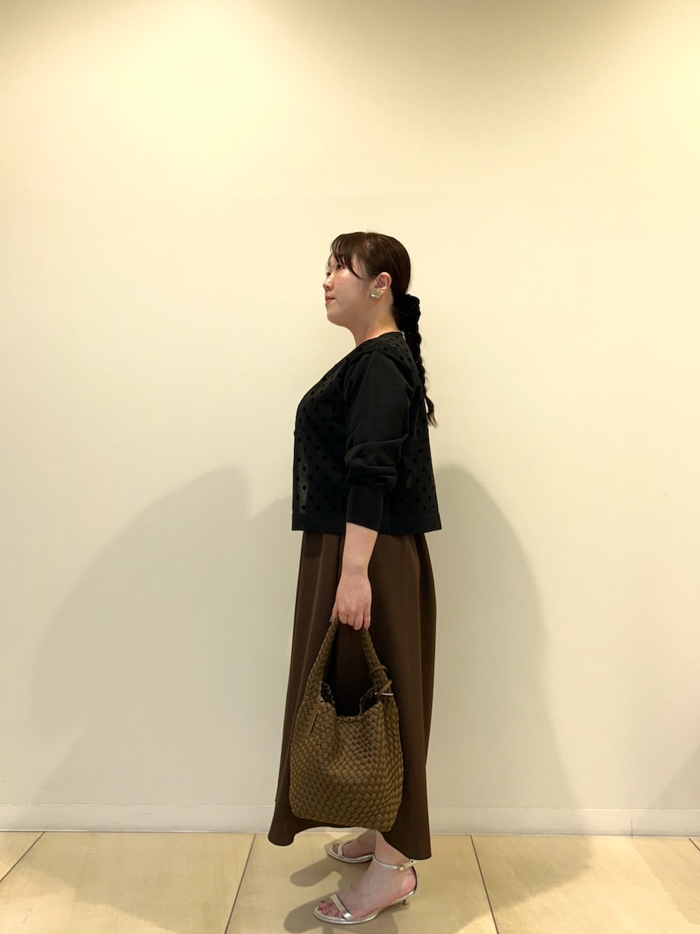 ブラック系のカーディガン/ボレロ、ブラウン系のワンピース、ブラウン系のショルダーバッグを着用したレディースの秋コーディネートの2枚目の写真