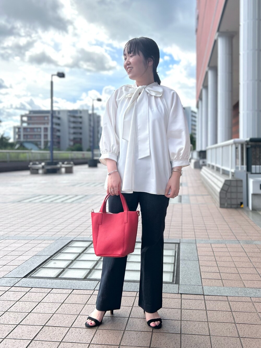 ホワイト系のシャツ/ブラウス、レッド系のトートバッグ、ブラック系のその他パンツを着用したレディースの夏コーディネートの10枚目の写真