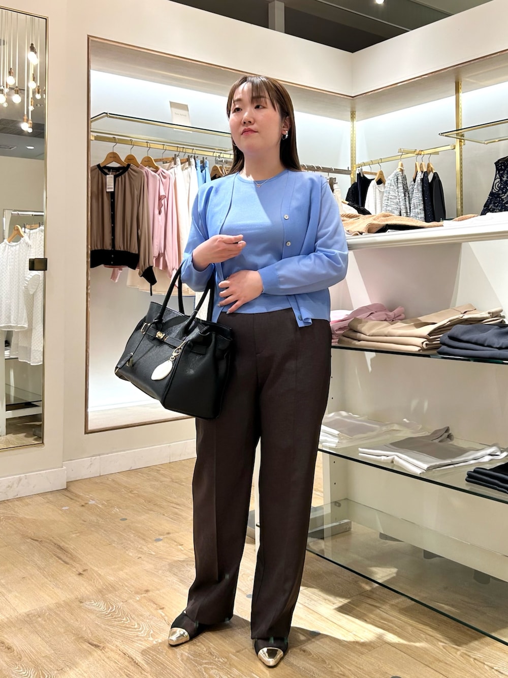 ブルー系のカーディガン/ボレロ、ブルー系のニット/セーター、ブラウン系のその他パンツを着用したレディースの秋コーディネートの9枚目の写真