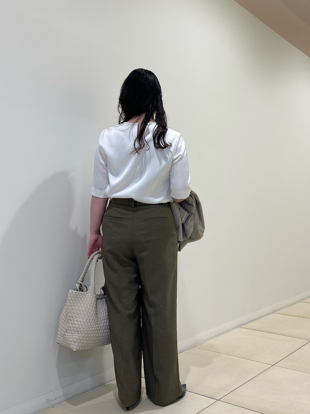 ベージュ系のテーラードジャケット、グリーン系のその他パンツ、ホワイト系のシャツ/ブラウスを着用したレディースの春コーディネートの3枚目の写真