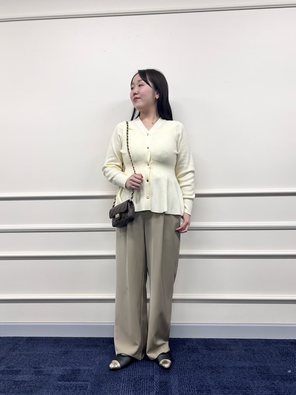ホワイト系のカーディガン/ボレロ、ベージュ系のその他パンツ、ホワイト系のタンクトップを着用したレディースの秋コーディネートの5枚目の写真