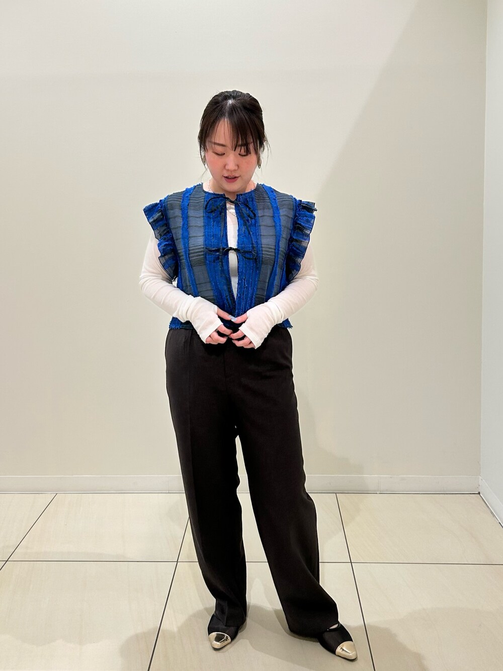 ブルー系のシャツ/ブラウス、ブラウン系のその他パンツ、シルバー系のリングを着用したレディースの秋コーディネートの7枚目の写真