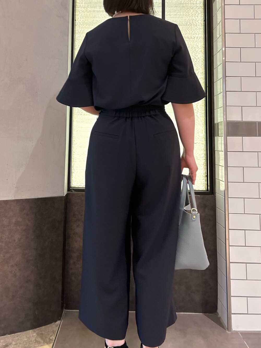 ブルー系のシャツ/ブラウス、ブルー系のトートバッグ、ブルー系のその他パンツを着用したレディースの夏コーディネートの6枚目の写真