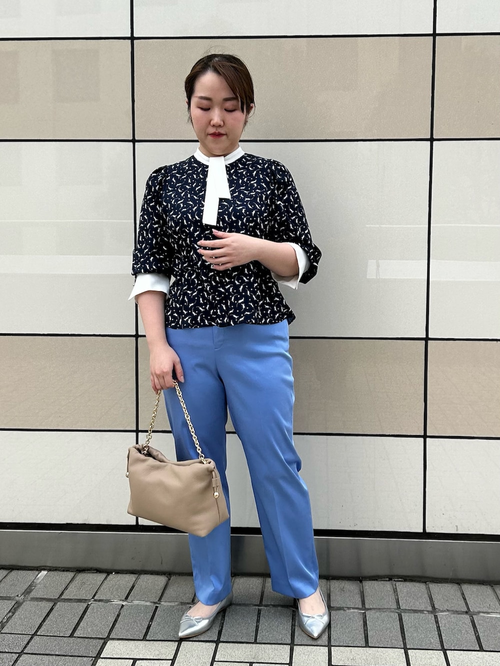 ブルー系のシャツ/ブラウス、ブルー系のその他パンツ、ベージュ系のショルダーバッグを着用したレディースの秋コーディネートの9枚目の写真