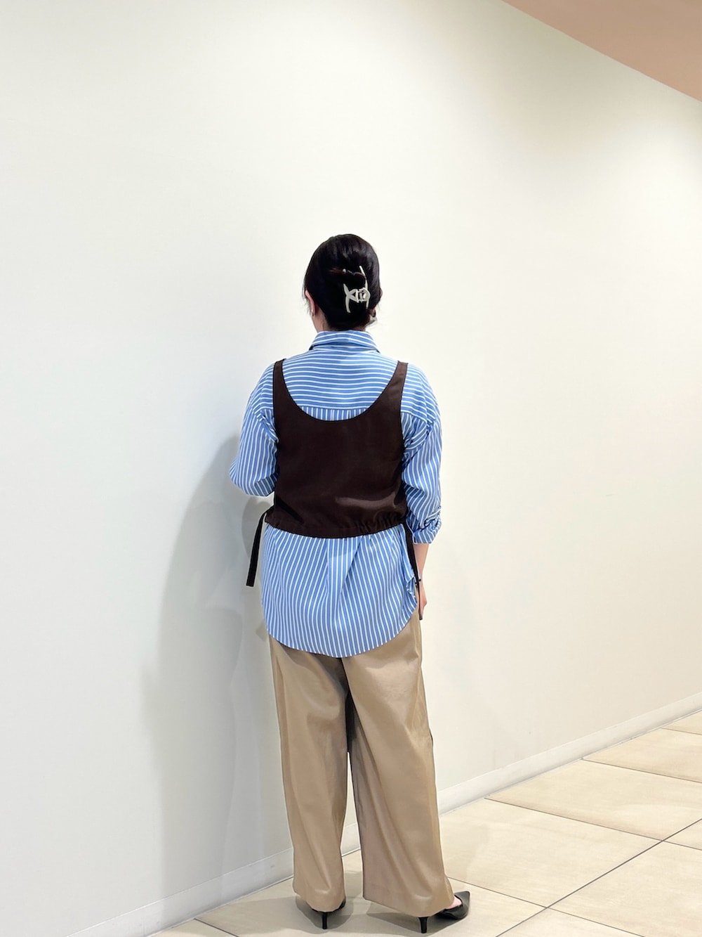 ブルー系のシャツ/ブラウス、ベージュ系のその他パンツ、ブラウン系のベストを着用したレディースの夏コーディネートの3枚目の写真