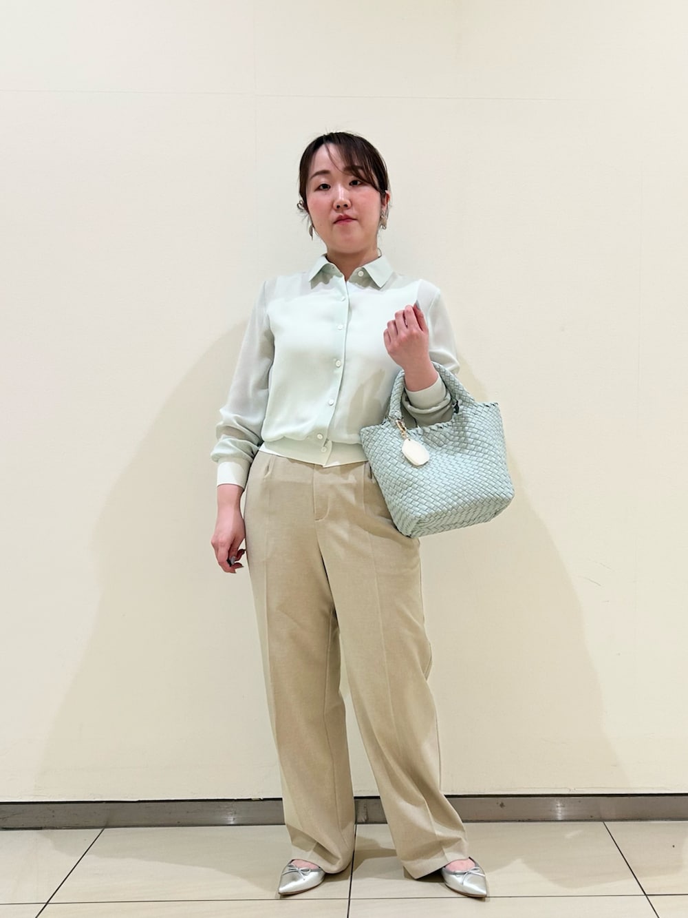 「ワイドパンツ、淡色コーデ、シンプルコーデ、きれいめカジュアル、休日スタイル、シアートップス、シャツスタイル、ラクチンコーデ、オトナ女子、オトナカジュアル、キレイめ、ママコーデ、お出かけコーデ、骨格ストレート、ぽっちゃり」｜「NOLLEY’Sのカフス裾リブシフォンシャツ（シャツ/ブラウス、グリーン系）」を使った、Hori.Aさん（骨格ストレート・レディース・158cm）の春コーディネートの5枚目の写真