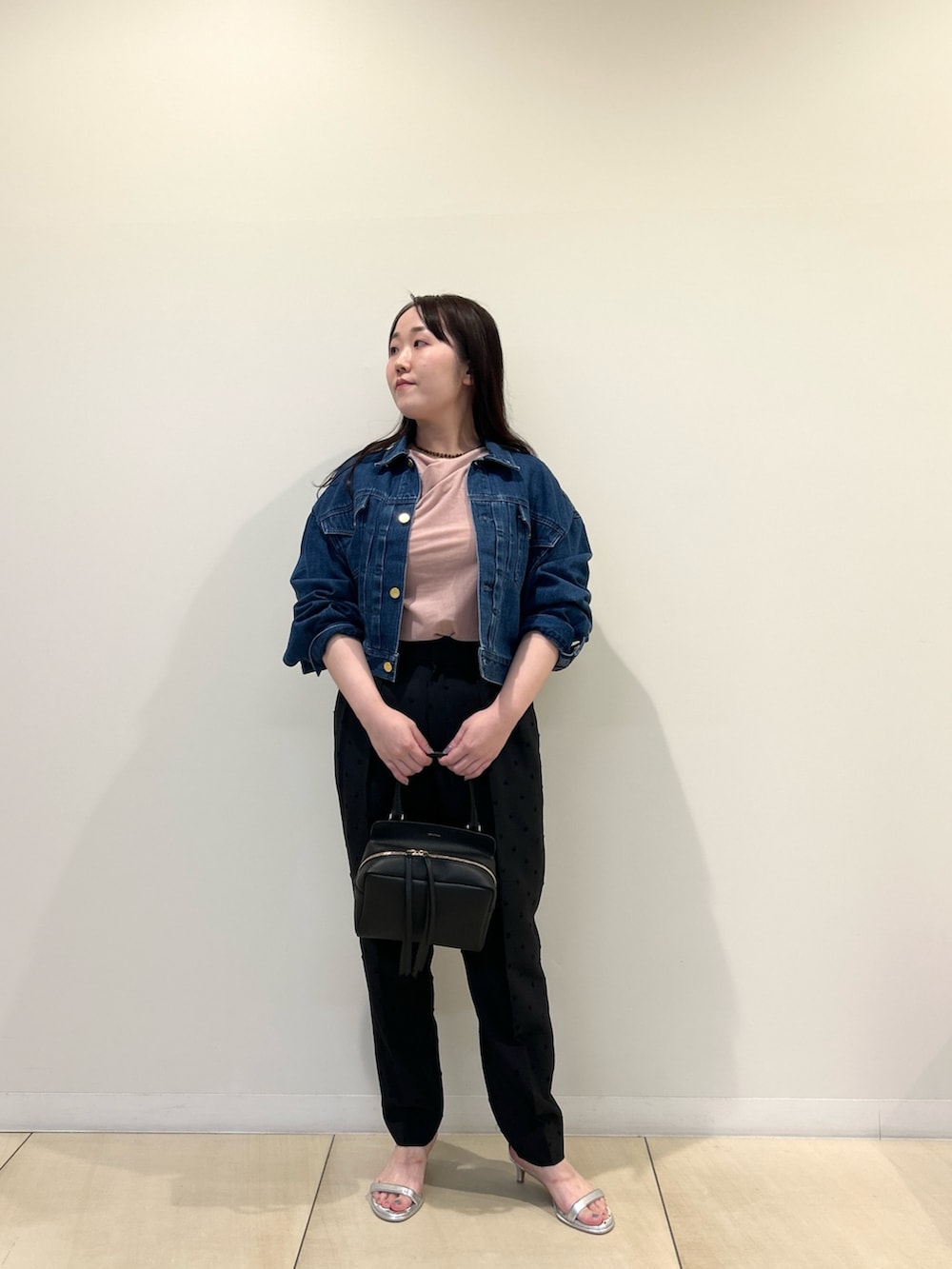 ブルー系のデニムジャケット、ピンク系のTシャツ/カットソー、ブラック系のその他パンツを着用したレディースの夏コーディネートの9枚目の写真