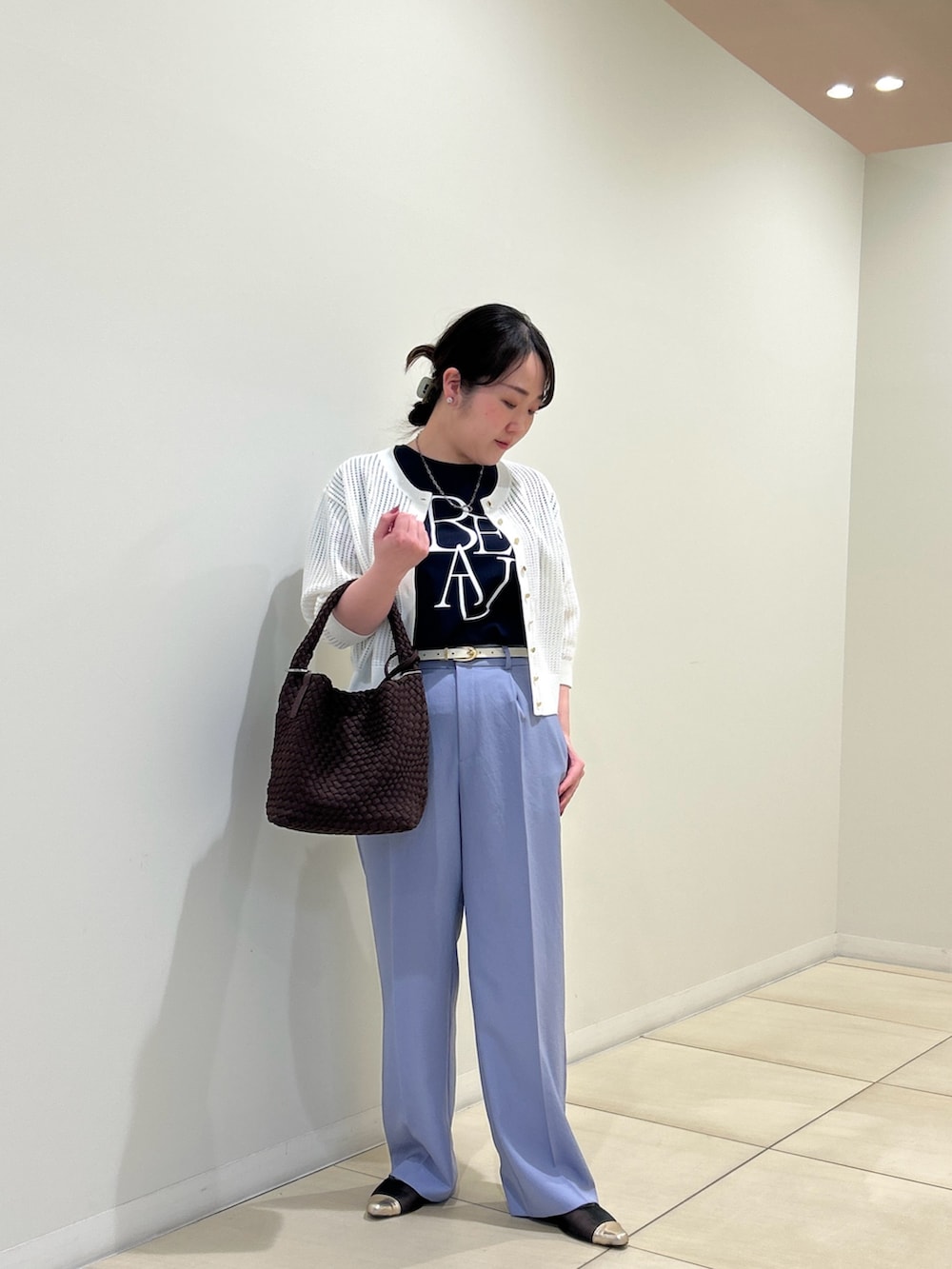 ホワイト系のカーディガン/ボレロ、ブルー系のTシャツ/カットソー、ブルー系のその他パンツを着用したレディースの春コーディネートの6枚目の写真