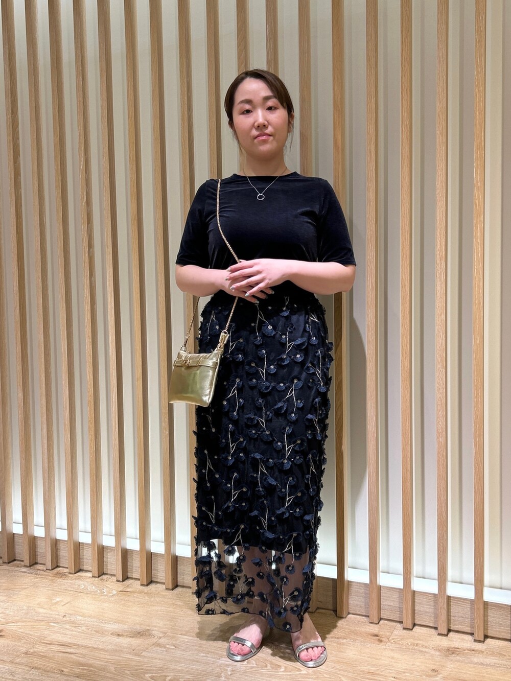 ブルー系のTシャツ/カットソー、ブルー系のスカート、ゴールド系のショルダーバッグを着用したレディースの秋コーディネートの9枚目の写真