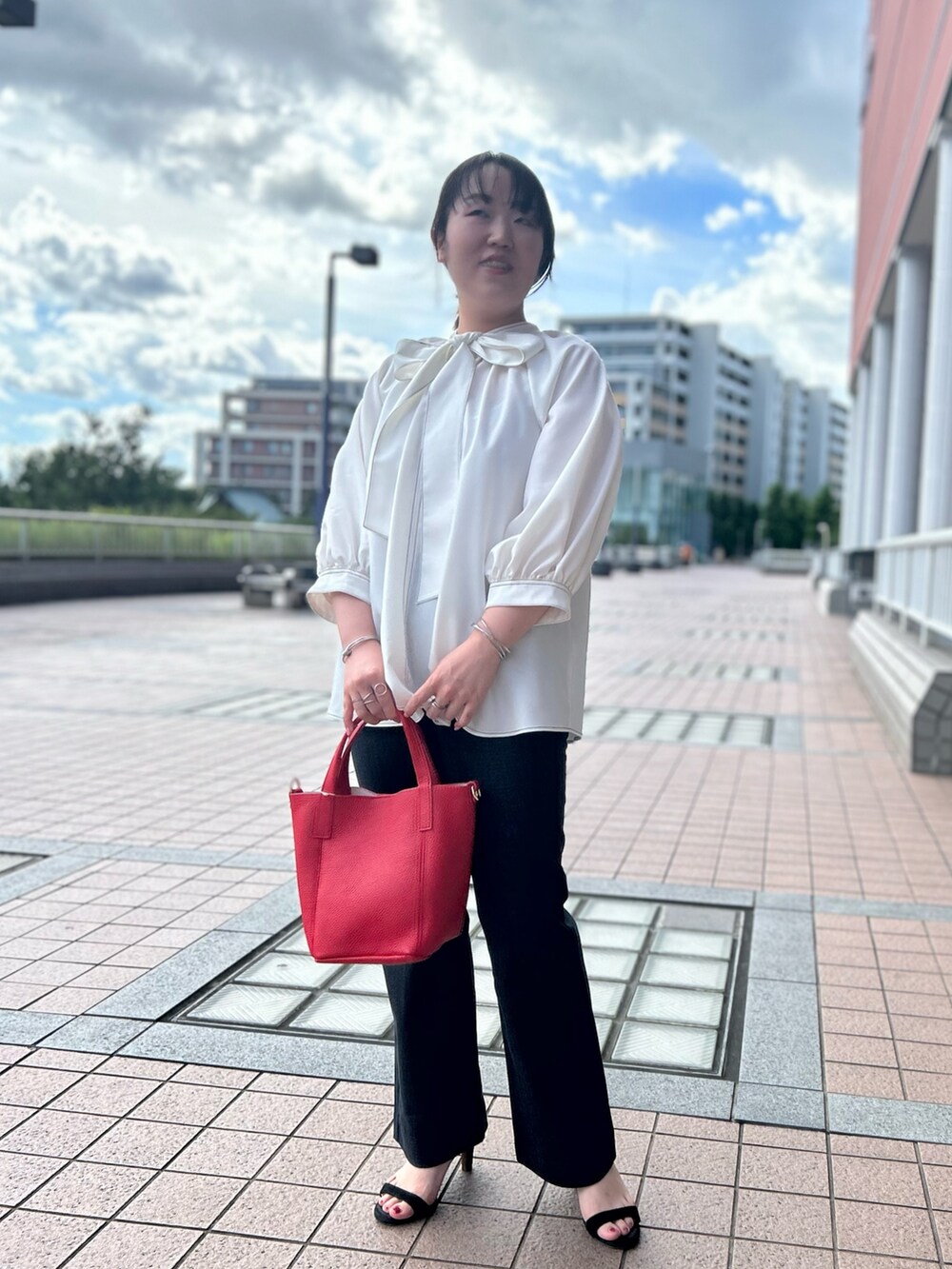ホワイト系のシャツ/ブラウス、レッド系のトートバッグ、ブラック系のその他パンツを着用したレディースの夏コーディネートの2枚目の写真