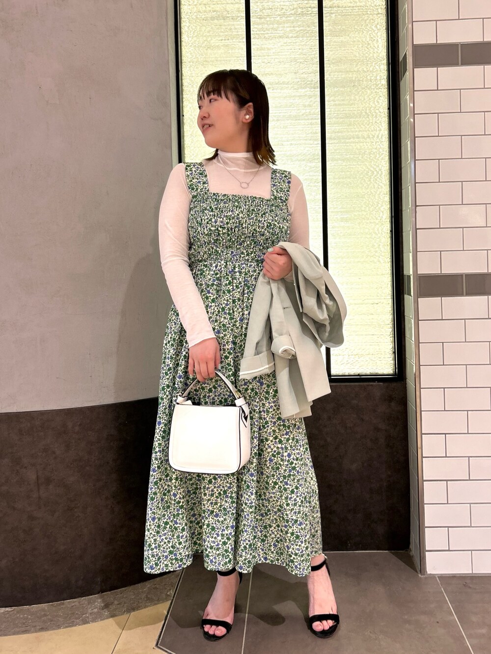 グリーン系のワンピース、ホワイト系のTシャツ/カットソー、グリーン系のテーラードジャケットを着用したレディースの春コーディネートの9枚目の写真