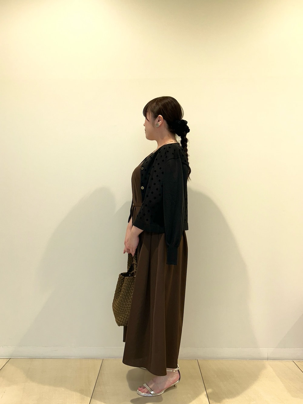 ブラック系のカーディガン/ボレロ、ブラウン系のワンピース、ブラウン系のショルダーバッグを着用したレディースの秋コーディネートの2枚目の写真