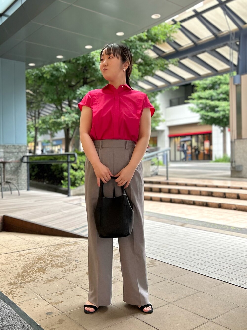 ピンク系のシャツ/ブラウス、ブラック系のトートバッグ、グレー系のその他パンツを着用したレディースの夏コーディネートの8枚目の写真