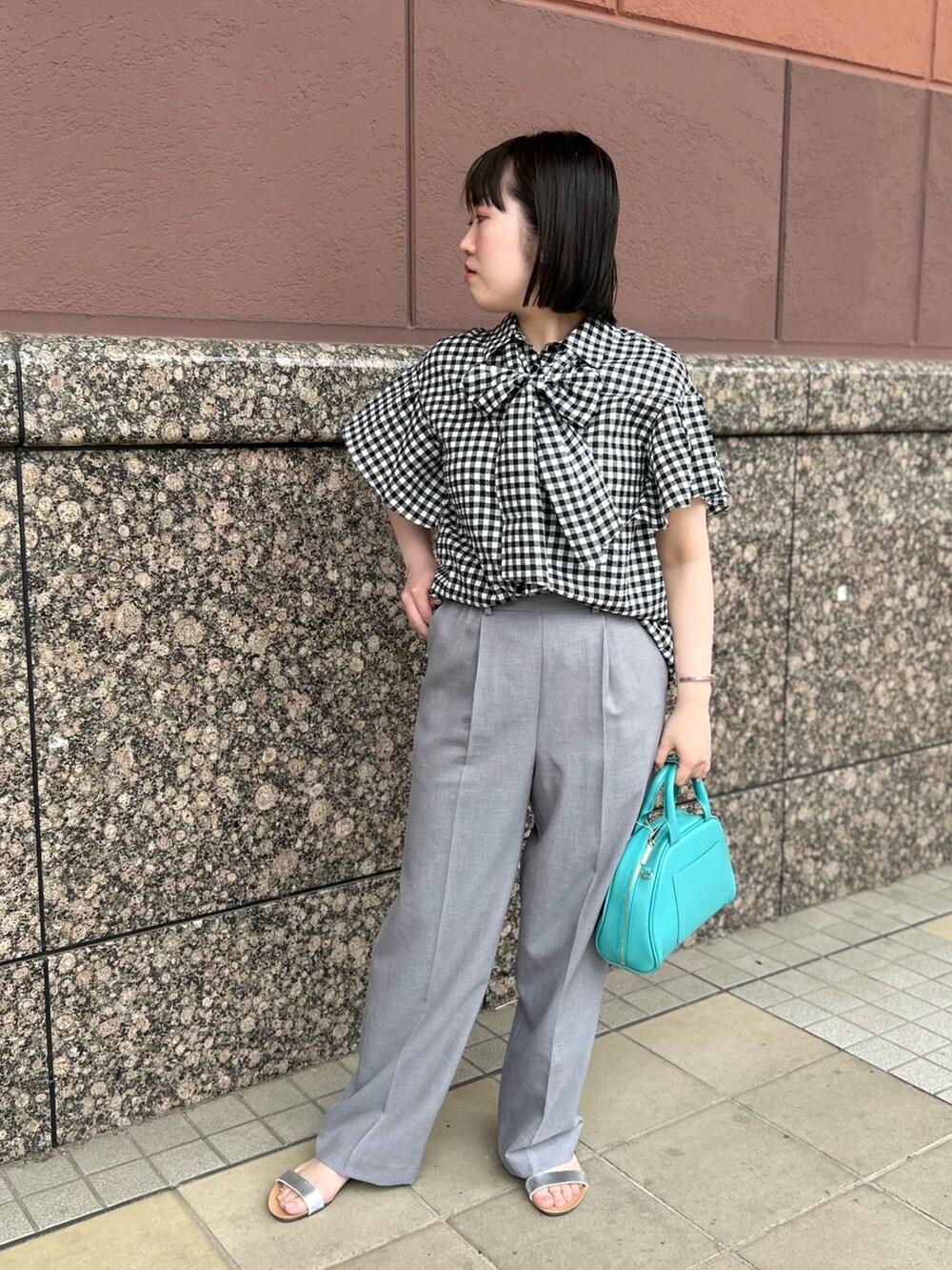 ブラック系のシャツ/ブラウス、グリーン系のボストンバッグ、グレー系のその他パンツを着用したレディースの夏コーディネートの6枚目の写真