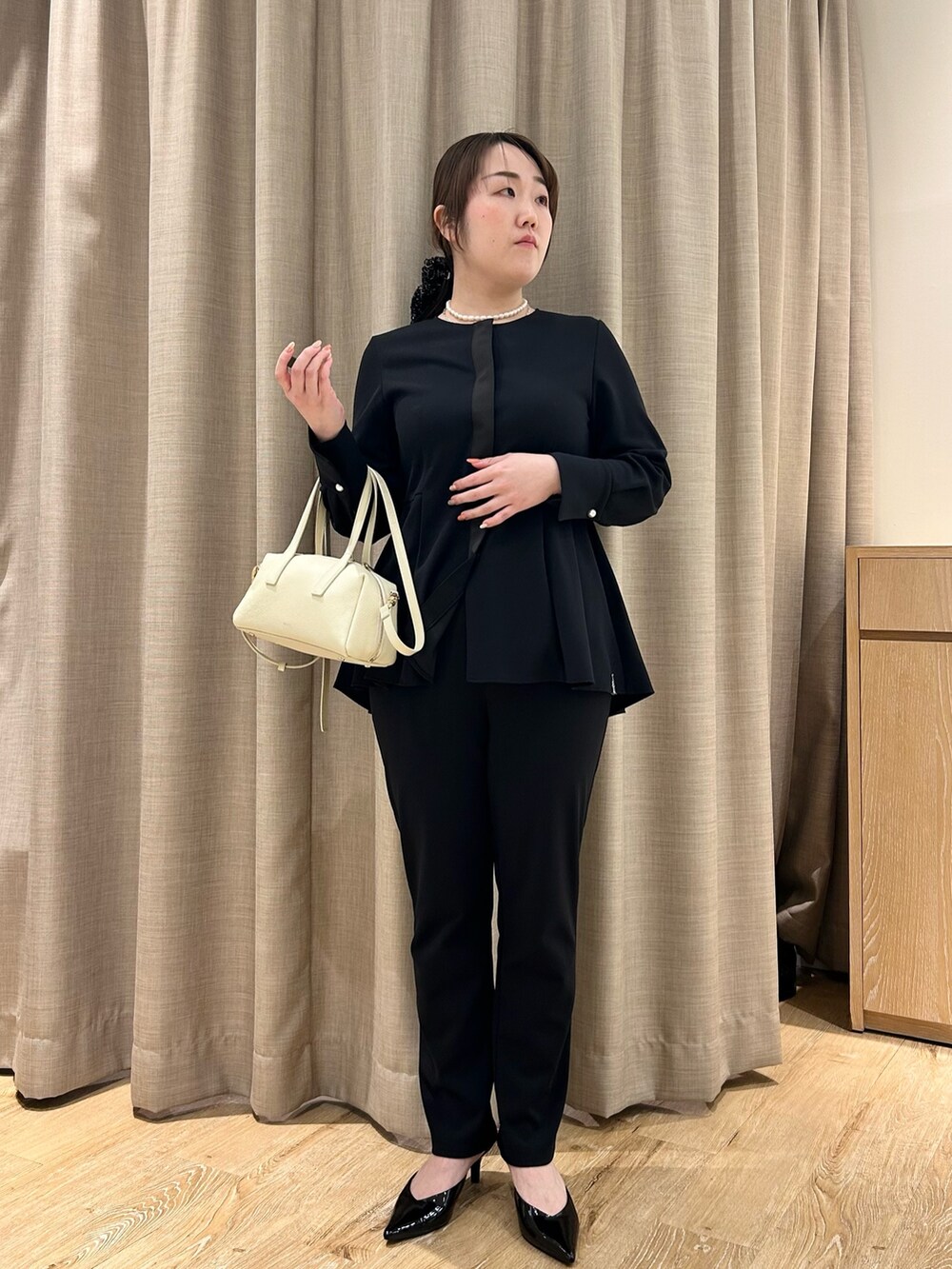 ブルー系のシャツ/ブラウス、ブルー系のその他パンツ、ホワイト系のボストンバッグを着用したレディースの春コーディネートの6枚目の写真