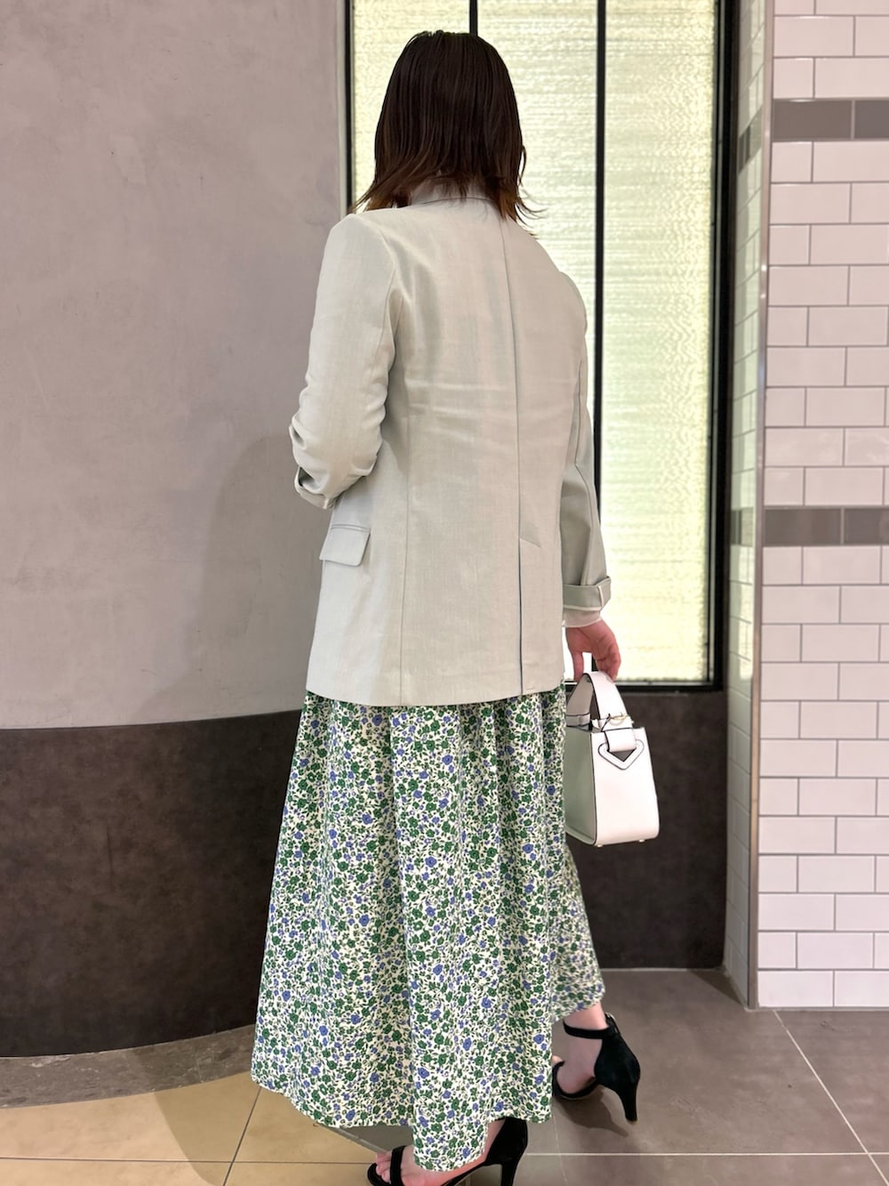 グリーン系のワンピース、ホワイト系のTシャツ/カットソー、グリーン系のテーラードジャケットを着用したレディースの春コーディネートの5枚目の写真