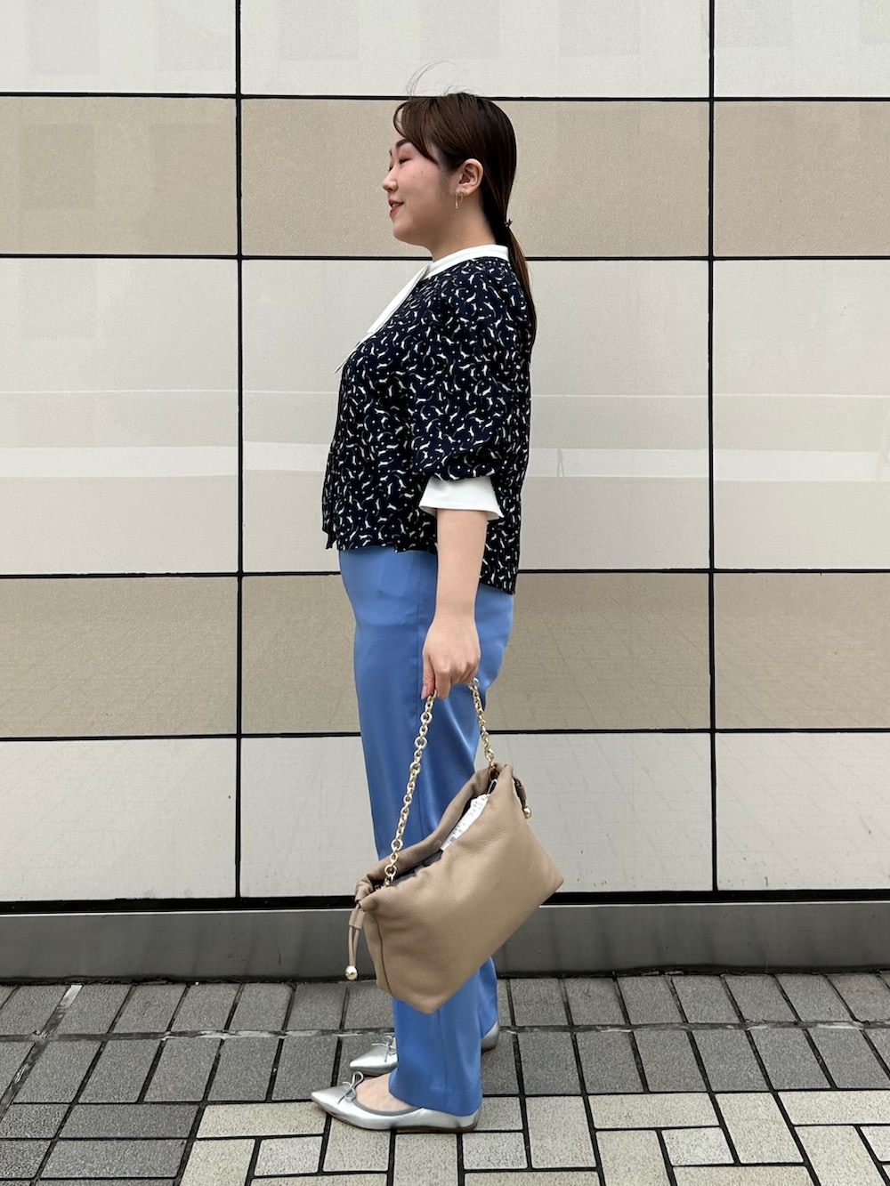 ブルー系のシャツ/ブラウス、ブルー系のその他パンツ、ベージュ系のショルダーバッグを着用したレディースの秋コーディネートの2枚目の写真