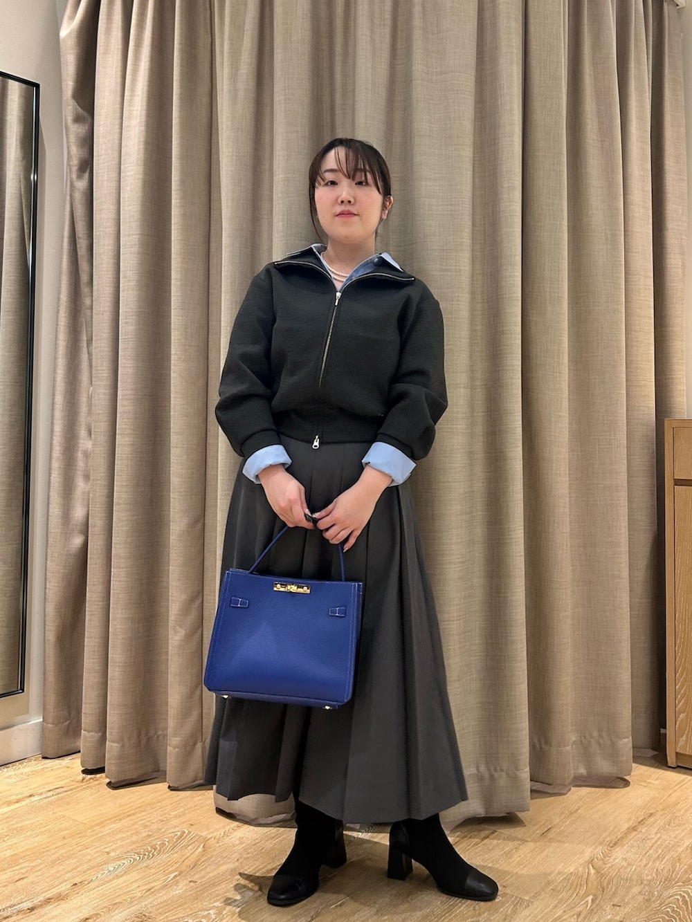 グレー系のブルゾン、ブルー系のシャツ/ブラウス、グレー系のスカートを着用したレディースの秋コーディネートの8枚目の写真