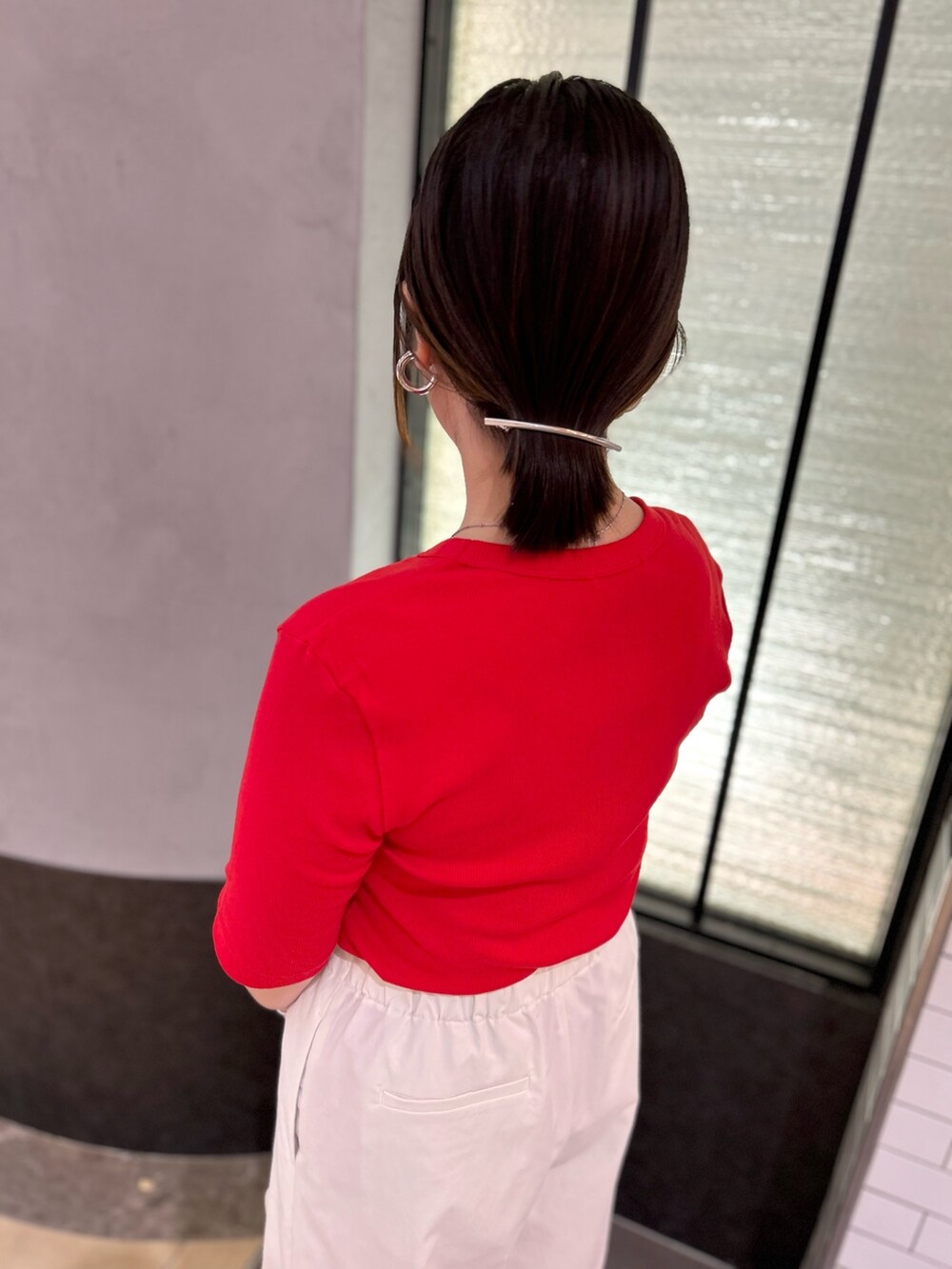 ブラック系のショルダーバッグ、ホワイト系のその他パンツ、レッド系のTシャツ/カットソーを着用したレディースの夏コーディネートの8枚目の写真