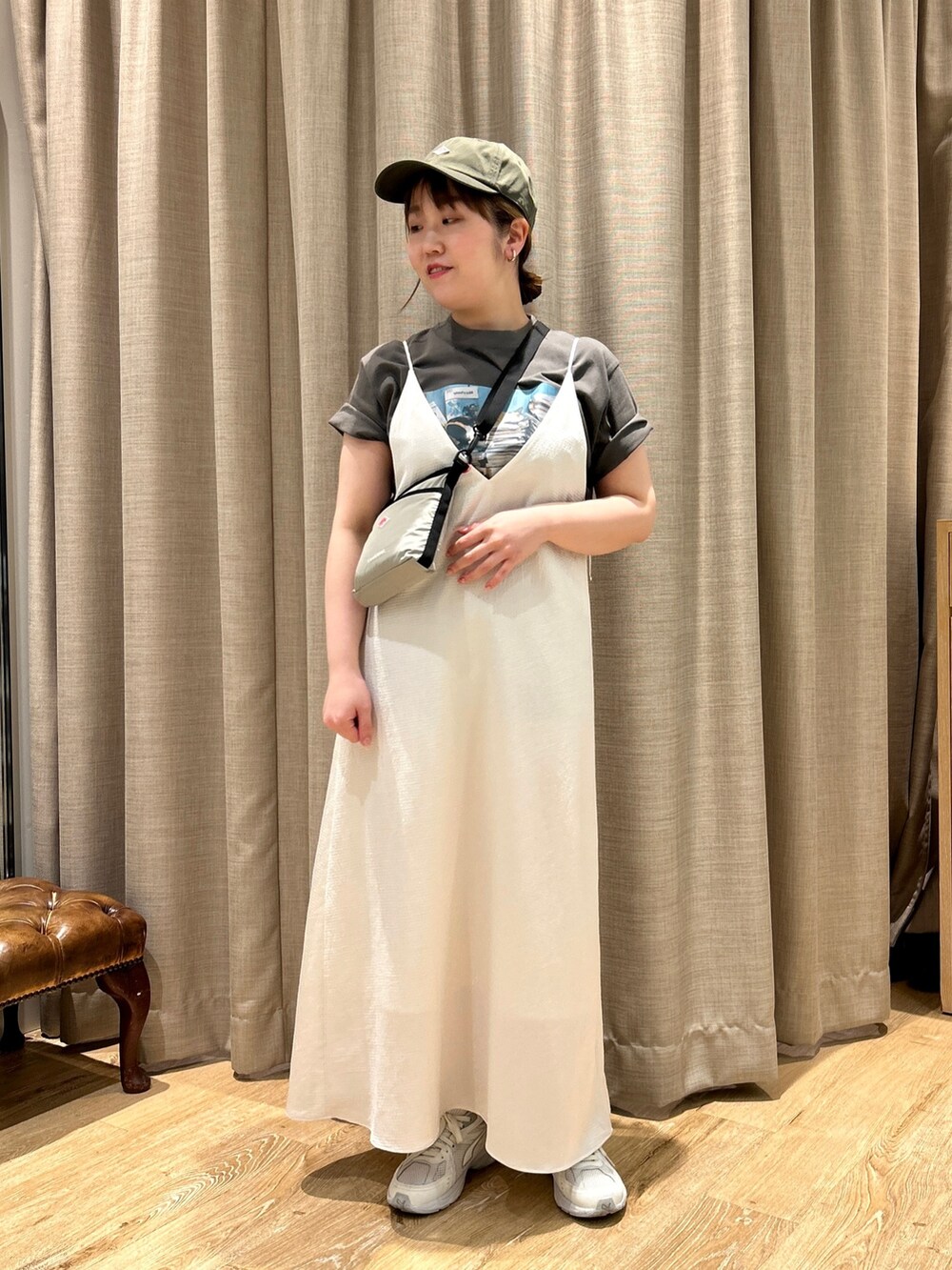 グレー系のTシャツ/カットソー、ホワイト系のワンピース、ベージュ系のショルダーバッグを着用したレディースの春コーディネートの10枚目の写真