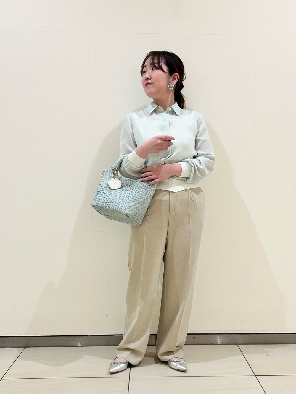 「ワイドパンツ、淡色コーデ、シンプルコーデ、きれいめカジュアル、休日スタイル、シアートップス、シャツスタイル、ラクチンコーデ、オトナ女子、オトナカジュアル、キレイめ、ママコーデ、お出かけコーデ、骨格ストレート、ぽっちゃり」｜「NOLLEY’Sのカフス裾リブシフォンシャツ（シャツ/ブラウス、グリーン系）」を使った、Hori.Aさん（骨格ストレート・レディース・158cm）の春コーディネートの9枚目の写真