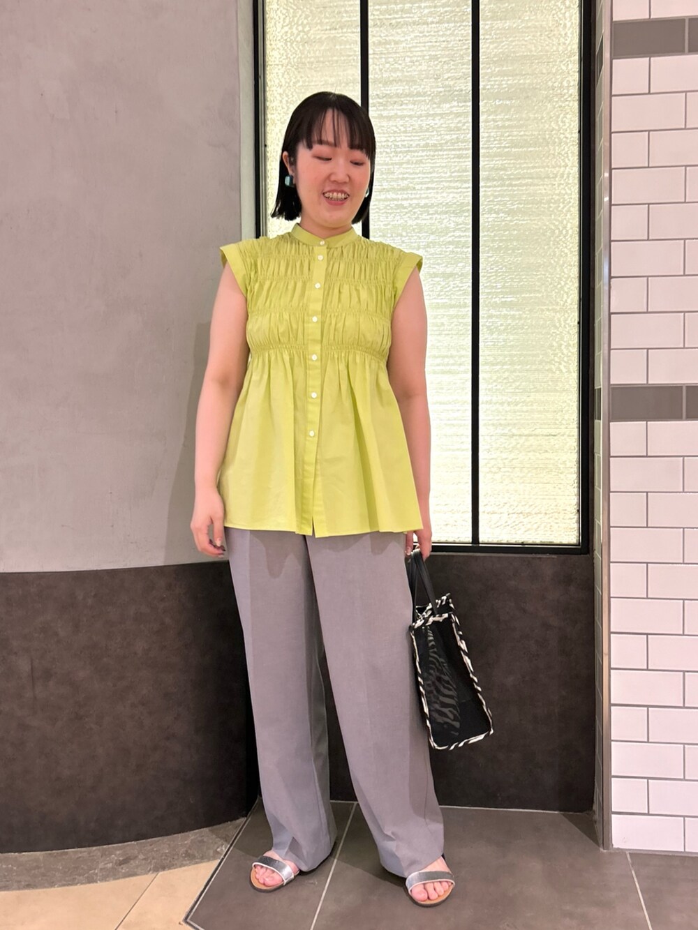 グリーン系のシャツ/ブラウス、ブラック系のトートバッグ、グレー系のその他パンツを着用したレディースの夏コーディネートの9枚目の写真