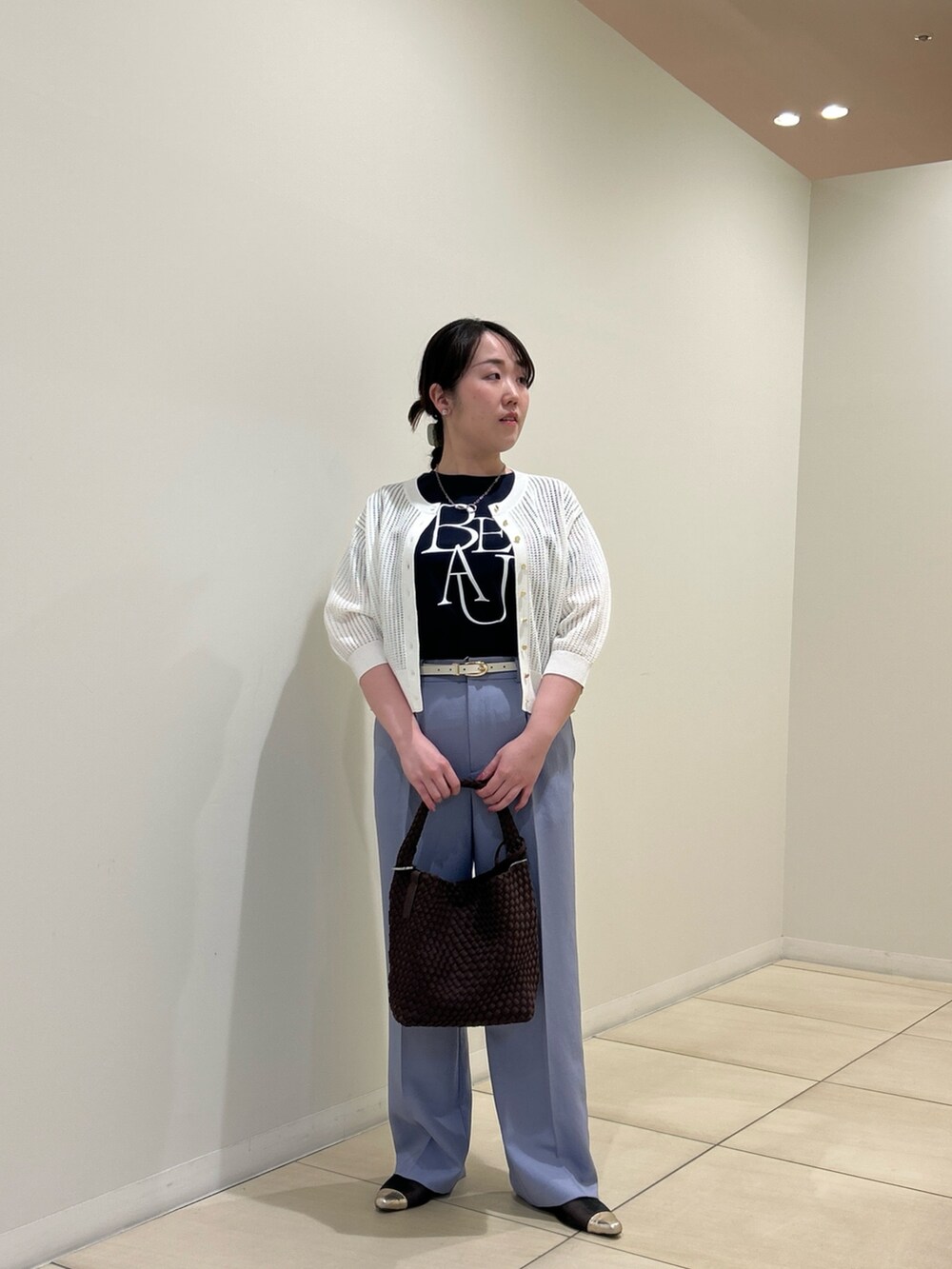 ホワイト系のカーディガン/ボレロ、ブルー系のTシャツ/カットソー、ブルー系のその他パンツを着用したレディースの春コーディネートの7枚目の写真