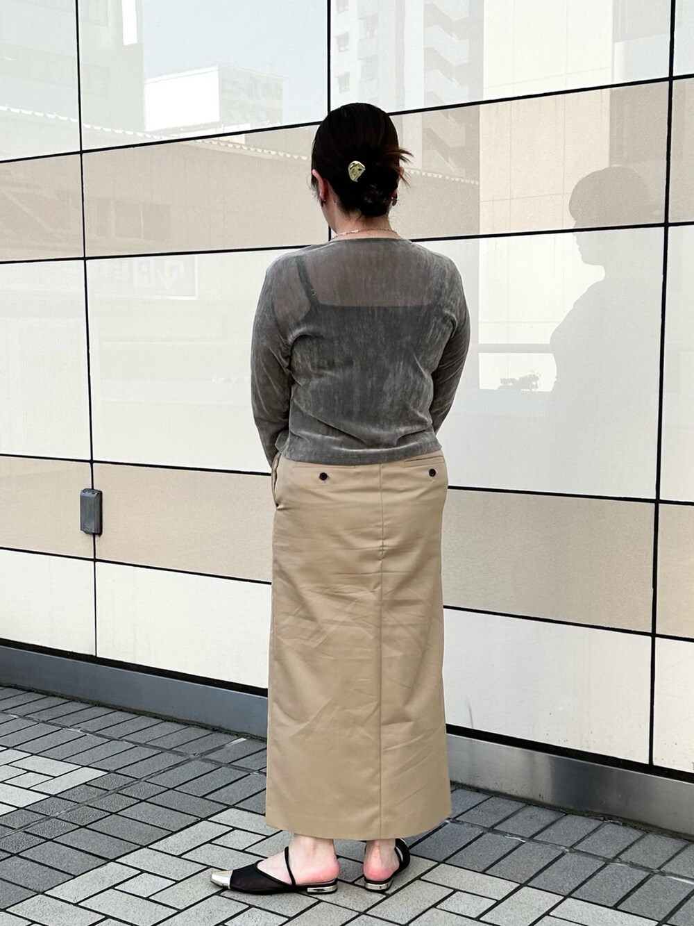 グレー系のカーディガン/ボレロ、ベージュ系のスカート、ベージュ系のショルダーバッグを着用したレディースの秋コーディネートの3枚目の写真