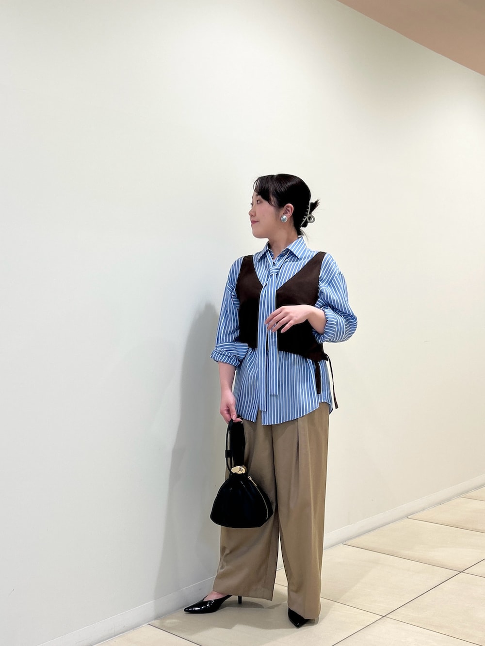 ブルー系のシャツ/ブラウス、ベージュ系のその他パンツ、ブラウン系のベストを着用したレディースの夏コーディネートの8枚目の写真