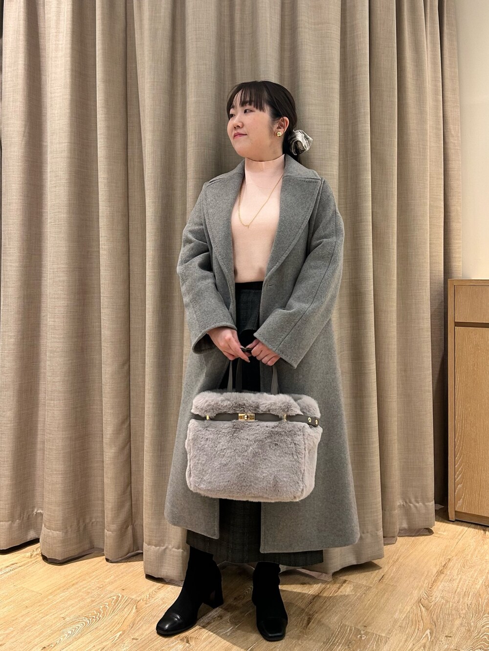 グレー系のその他アウター、ピンク系のニット/セーター、ブラック系のスカートを着用したレディースの冬コーディネートの9枚目の写真