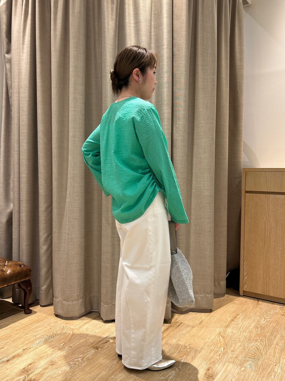 グリーン系のシャツ/ブラウス、ホワイト系のタンクトップ、ホワイト系のデニムパンツを着用したレディースの春コーディネートの4枚目の写真