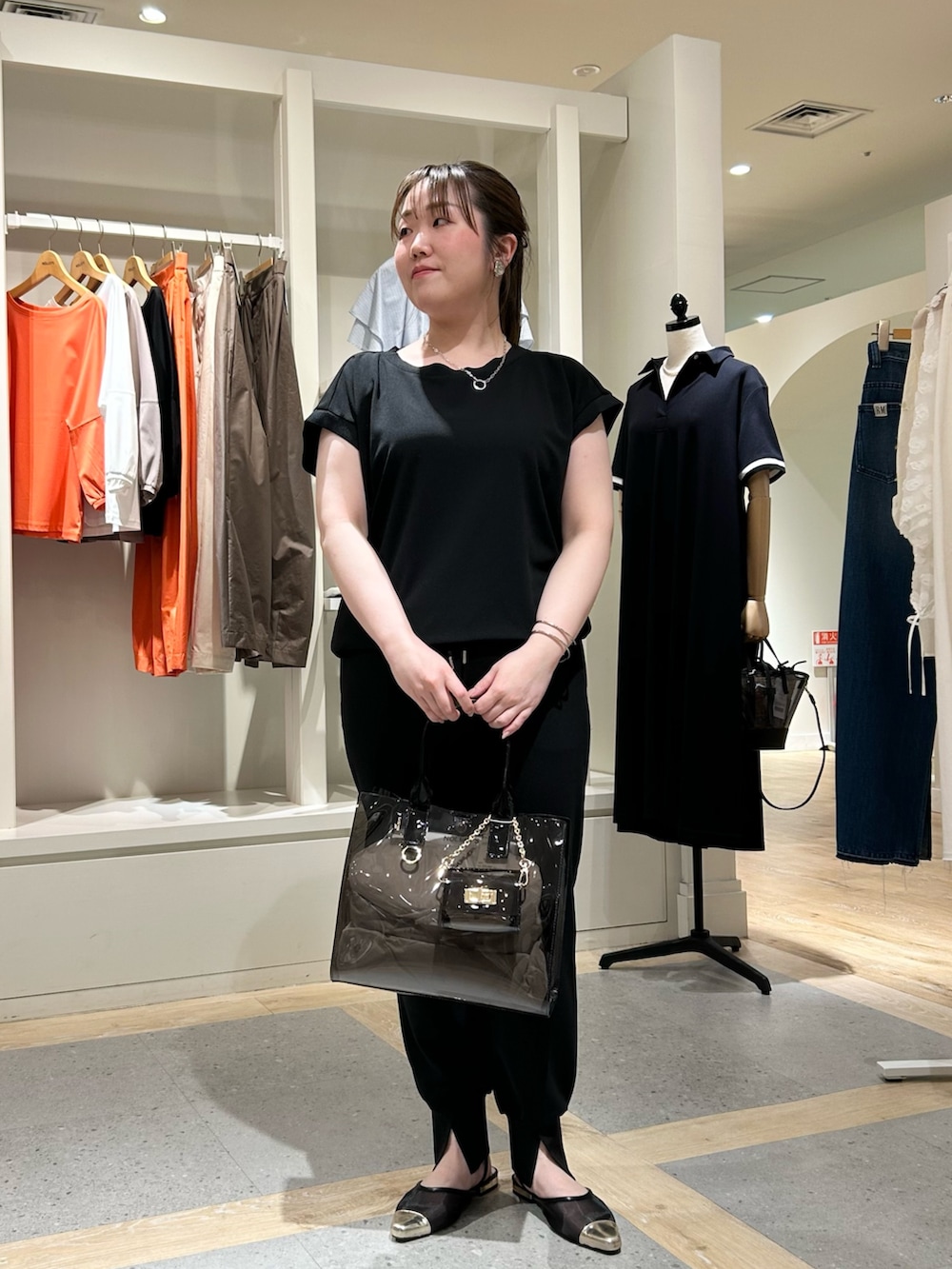 ブラック系のTシャツ/カットソー、ブラック系のその他パンツ、ブラック系のトートバッグを着用したレディースの春コーディネートの6枚目の写真