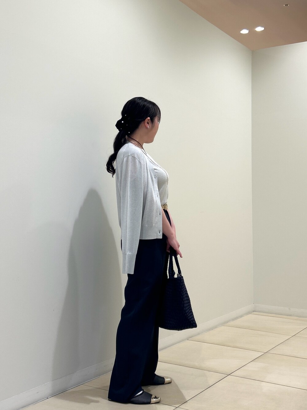 シルバー系のカーディガン/ボレロ、シルバー系のニット/セーター、ブルー系のその他パンツを着用したレディースの夏コーディネートの4枚目の写真