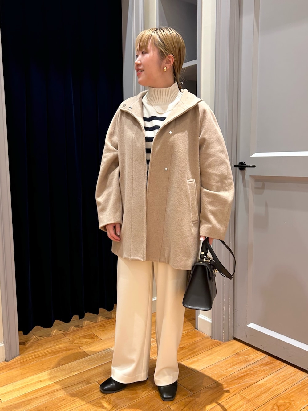 ベージュ系のその他アウター、ホワイト系のその他パンツ、ブルー系のニット/セーターを着用したレディースの冬コーディネートの8枚目の写真