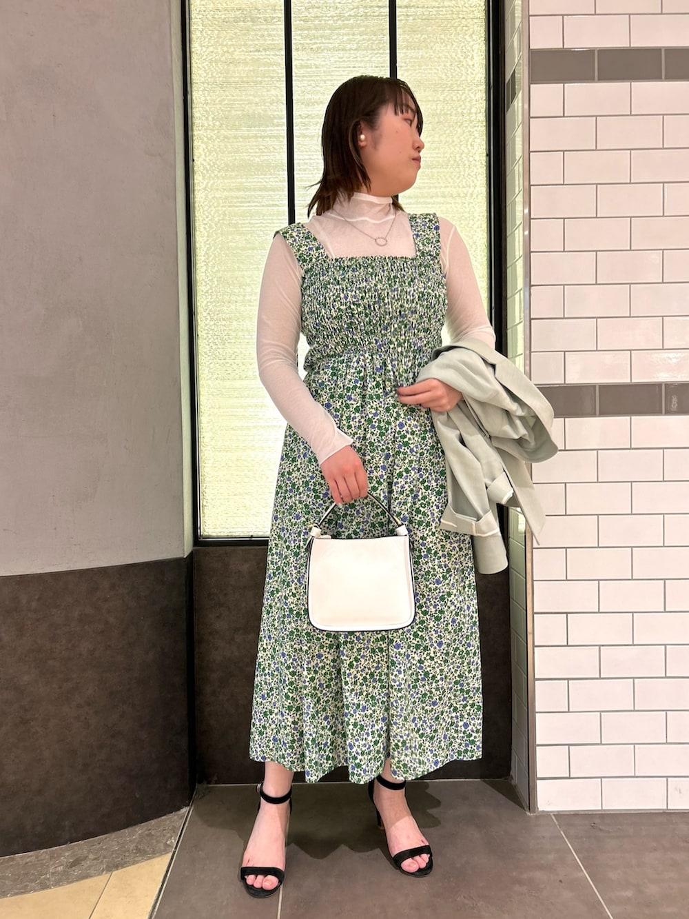 グリーン系のワンピース、ホワイト系のTシャツ/カットソー、グリーン系のテーラードジャケットを着用したレディースの春コーディネートの6枚目の写真