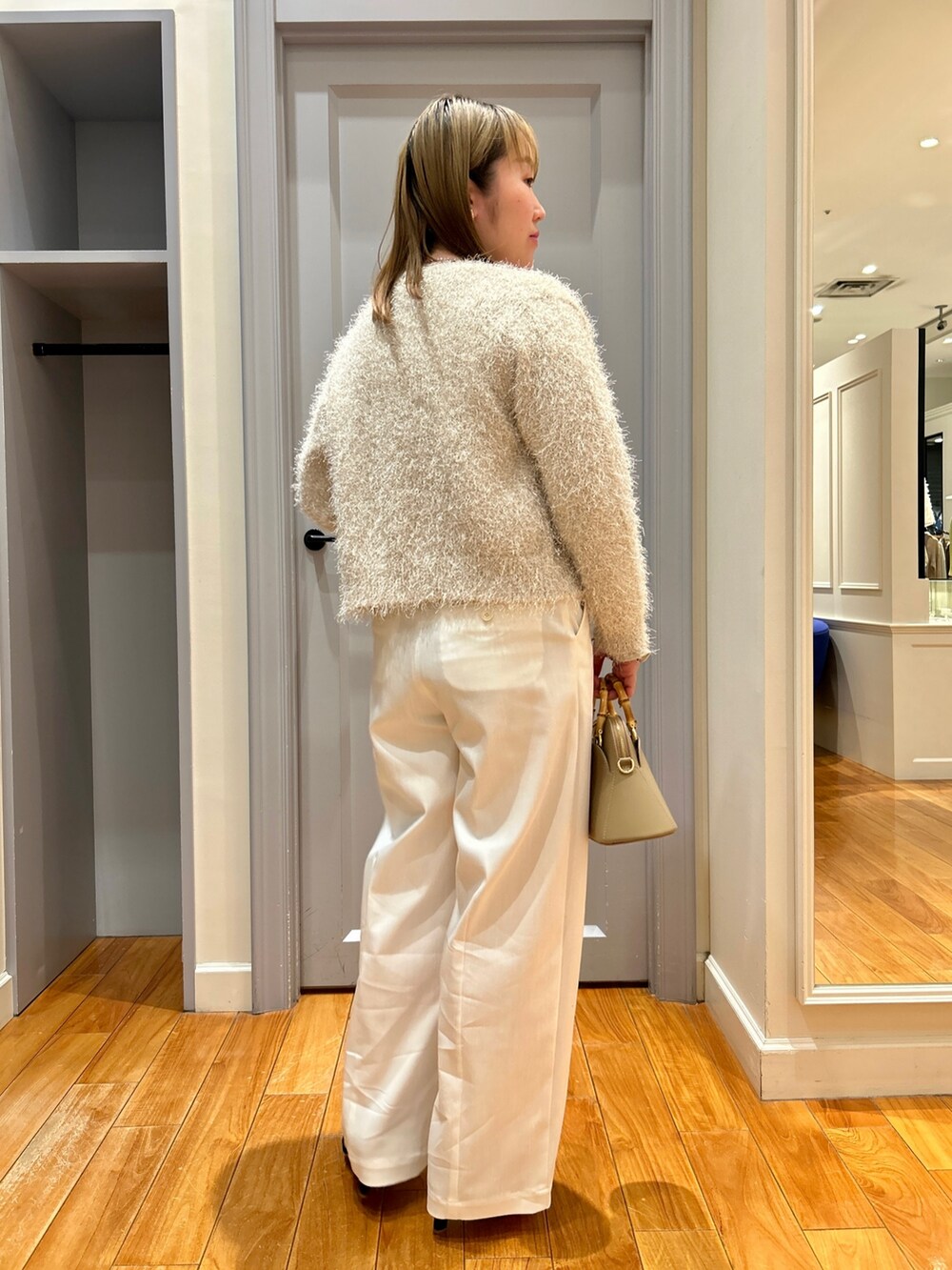 ホワイト系のカーディガン/ボレロ、ベージュ系のTシャツ/カットソー、ホワイト系のタンクトップを着用したレディースの春コーディネートの4枚目の写真