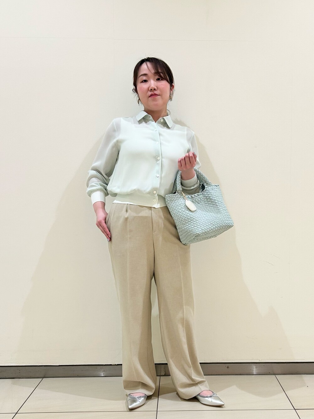「ワイドパンツ、淡色コーデ、シンプルコーデ、きれいめカジュアル、休日スタイル、シアートップス、シャツスタイル、ラクチンコーデ、オトナ女子、オトナカジュアル、キレイめ、ママコーデ、お出かけコーデ、骨格ストレート、ぽっちゃり」｜「NOLLEY’Sのカフス裾リブシフォンシャツ（シャツ/ブラウス、グリーン系）」を使った、Hori.Aさん（骨格ストレート・レディース・158cm）の春コーディネートの7枚目の写真