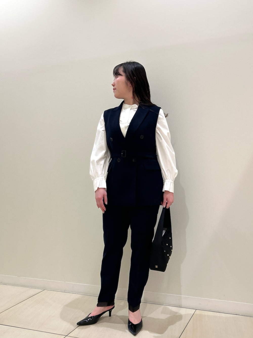 ブルー系のベスト、ブルー系のその他パンツ、ホワイト系のシャツ/ブラウスを着用したレディースの春コーディネートの5枚目の写真