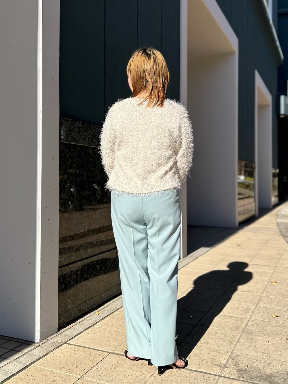 「レイヤードスタイル、ニット、カーディガン、ワイドパンツ、カットソー、シアートップス、カラーパンツ、ラメ、春、春コーデ、オトナカジュアル、ママコーデ、オトナ女子、骨格ストレート、ぽっちゃり」｜「NOLLEY’Sの《手洗い可能》ラメファンシーVネックカーディガン（カーディガン/ボレロ、ホワイト系）」を使った、Hori.Aさん（レディース・158cm）の冬コーディネートの4枚目の写真