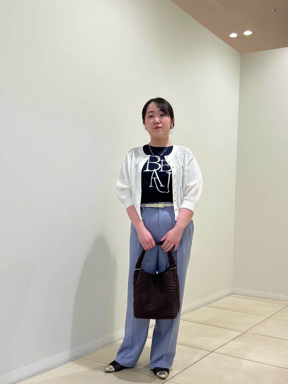 ホワイト系のカーディガン/ボレロ、ブルー系のTシャツ/カットソー、ブルー系のその他パンツを着用したレディースの春コーディネートの8枚目の写真