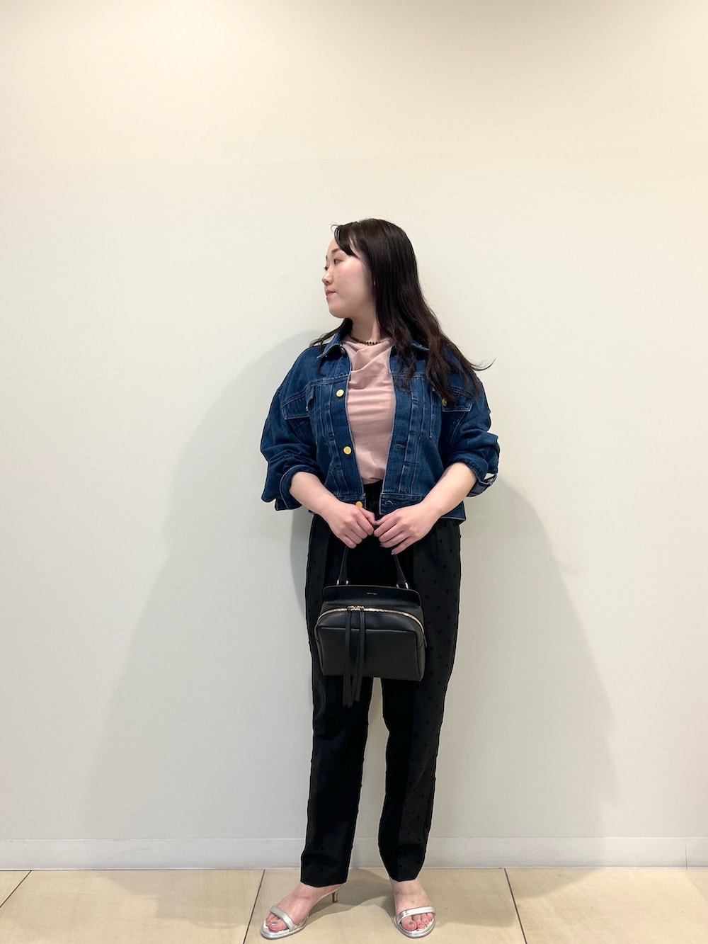 ブルー系のデニムジャケット、ピンク系のTシャツ/カットソー、ブラック系のその他パンツを着用したレディースの夏コーディネートの6枚目の写真