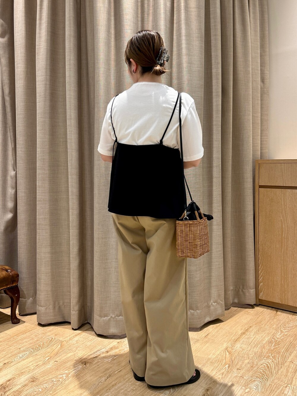 ホワイト系のTシャツ/カットソー、ブラック系のキャミソール、ベージュ系のその他パンツを着用したレディースの春コーディネートの10枚目の写真