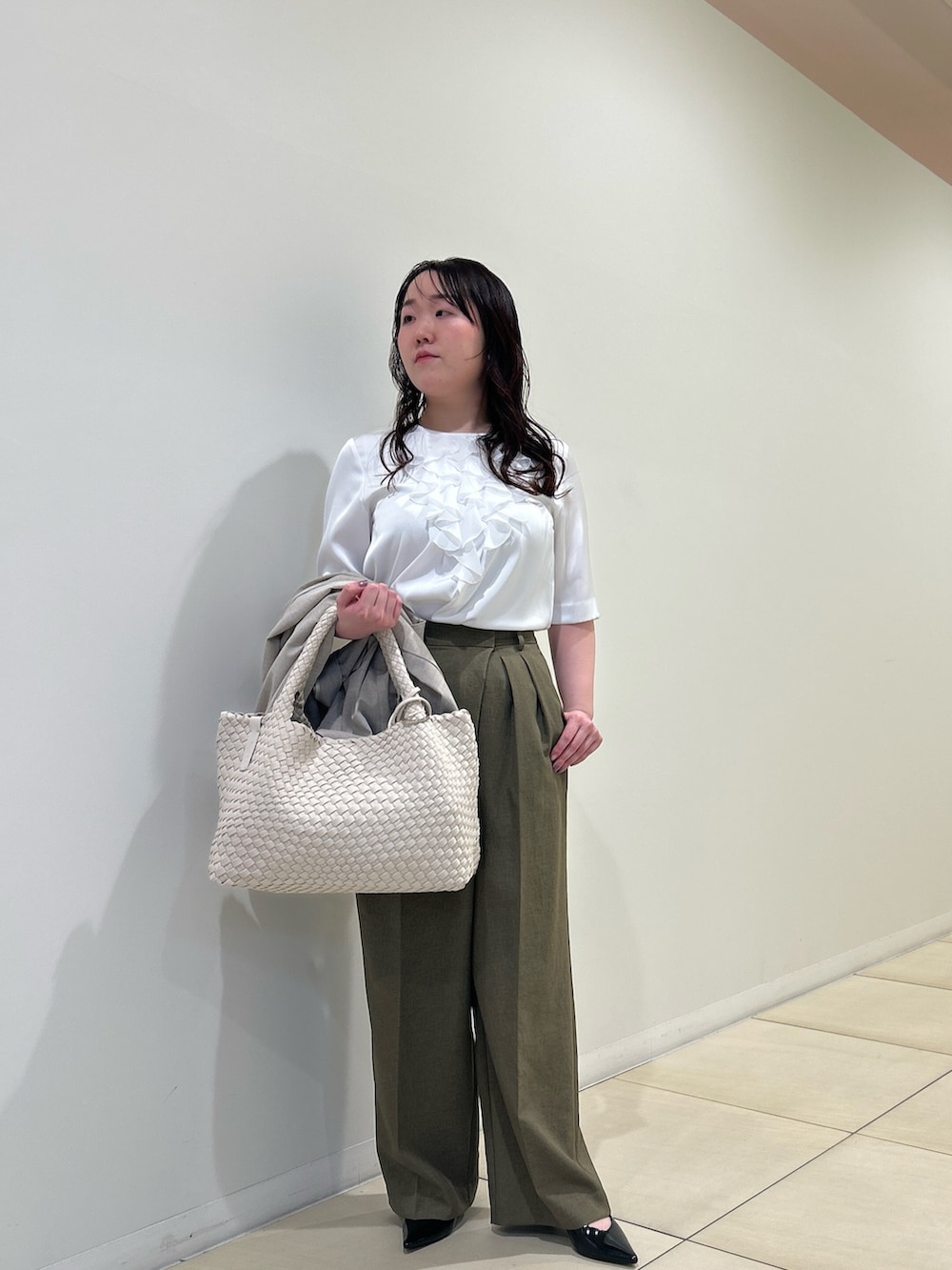 ベージュ系のテーラードジャケット、グリーン系のその他パンツ、ホワイト系のシャツ/ブラウスを着用したレディースの春コーディネートの9枚目の写真