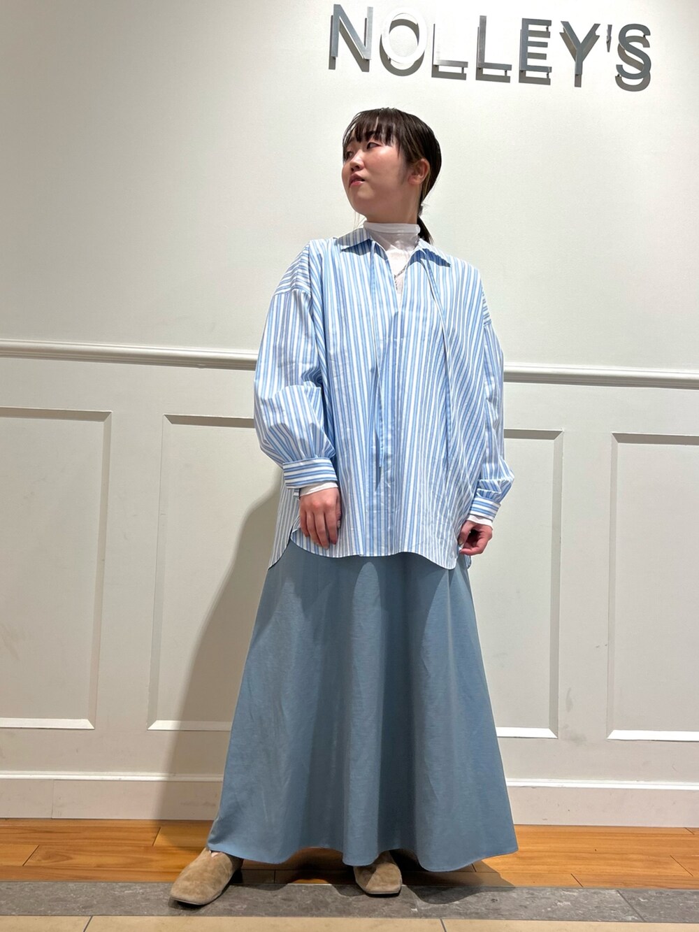 ブルー系のシャツ/ブラウス、ブルー系のスカート、ホワイト系のTシャツ/カットソーを着用したレディースの春コーディネートの9枚目の写真