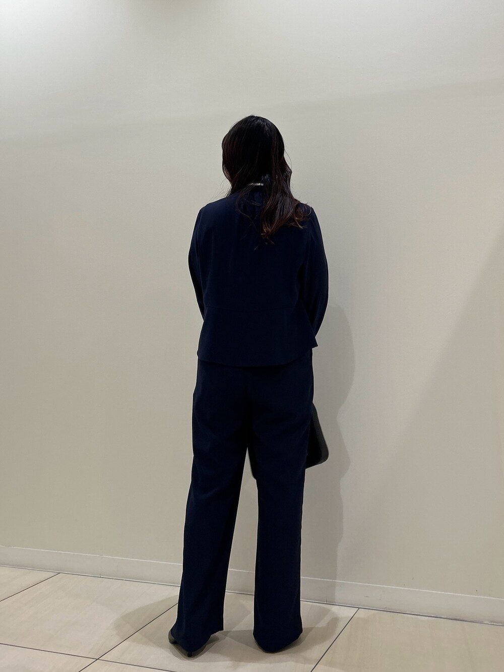 ブルー系のシャツ/ブラウス、ブルー系のその他パンツ、ブラック系のハンドバッグを着用したレディースの春コーディネートの3枚目の写真